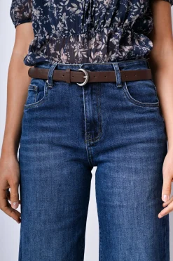 Jeans con cintura e orli sfrangiati
