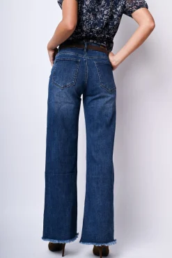 Jeans con cintura e orli sfrangiati
