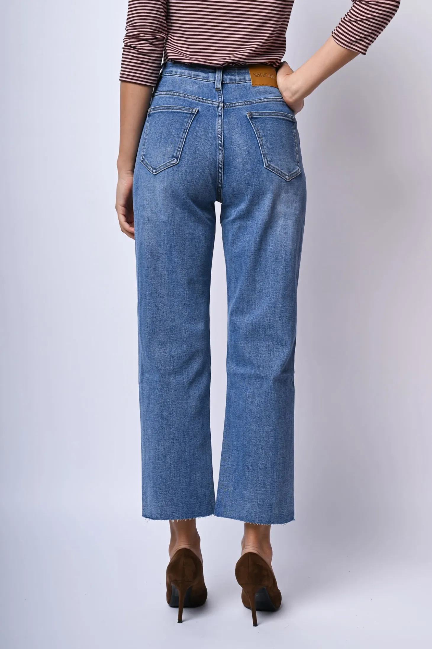 Jeans con orlo a taglio vivo