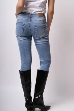 Jeans con strappi e strass