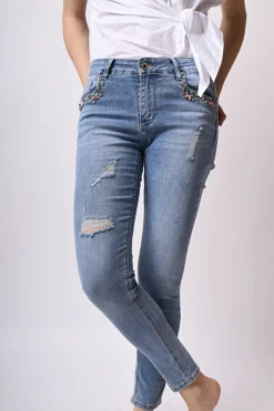 Jeans con strappi e strass