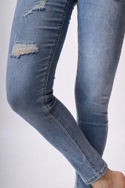 Jeans con strappi e strass