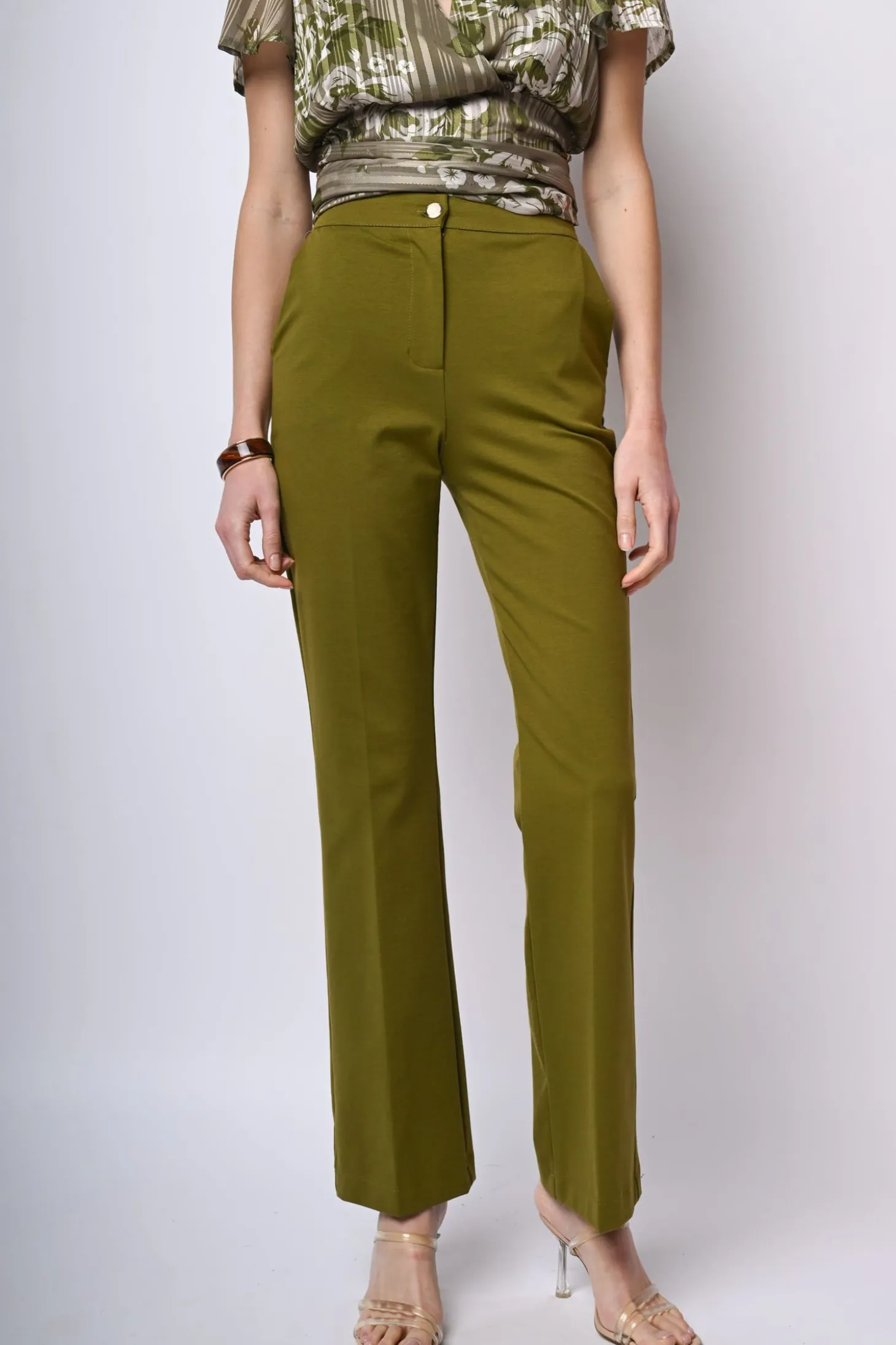 Pantaloni a gamba svasata