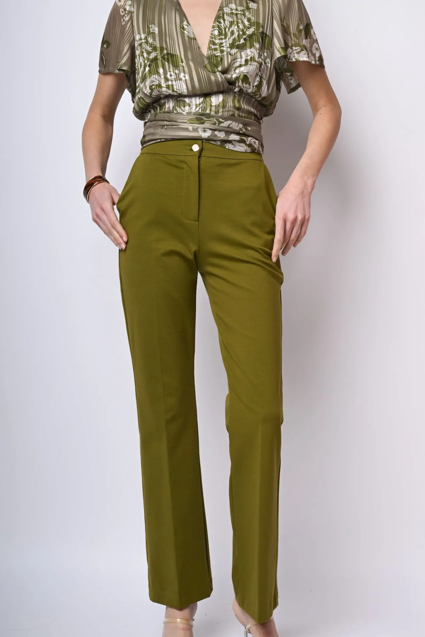Pantaloni a gamba svasata