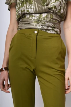 Pantaloni a gamba svasata