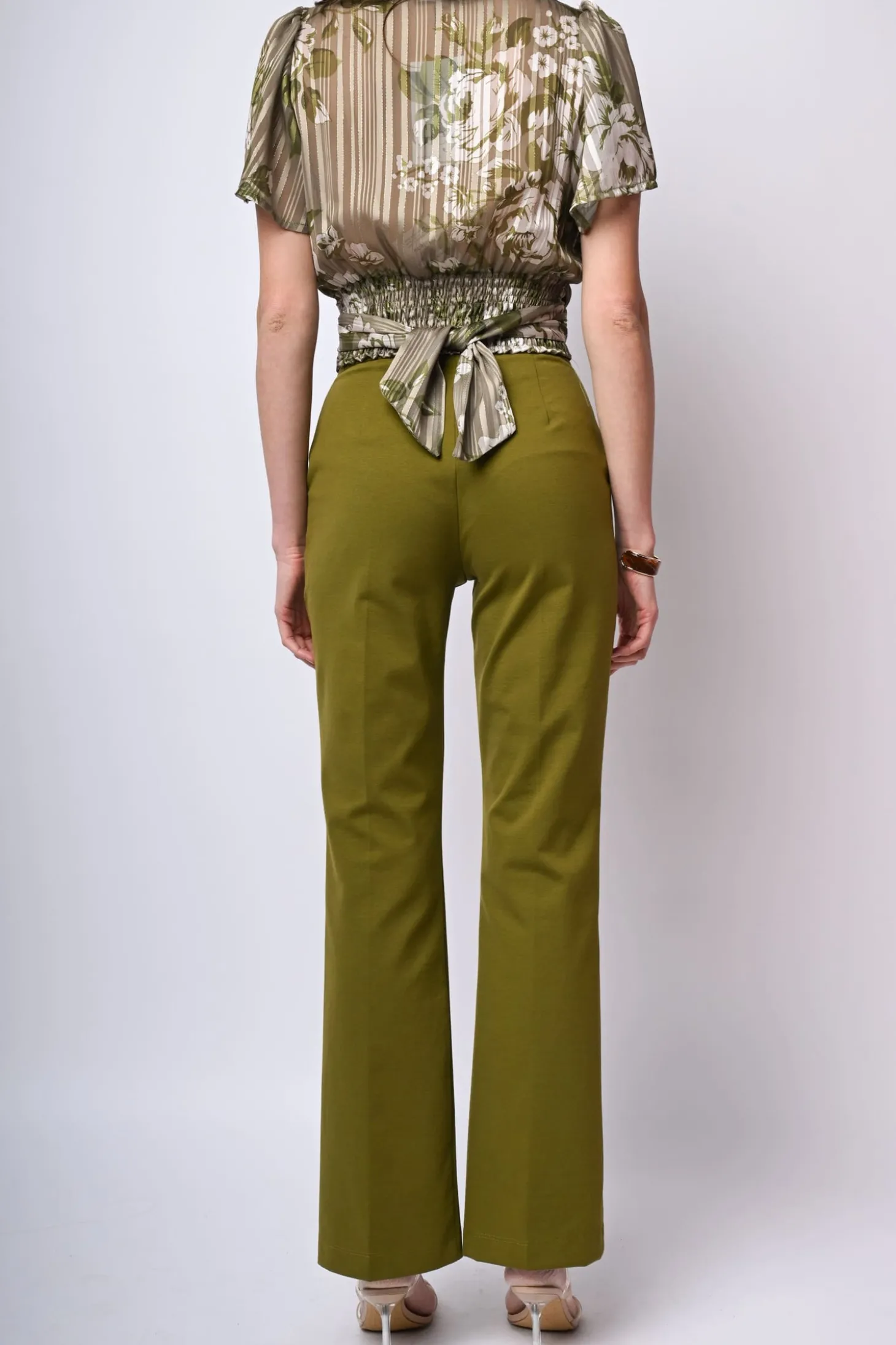 Pantaloni a gamba svasata