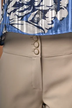 Pantaloni classici con bottoni