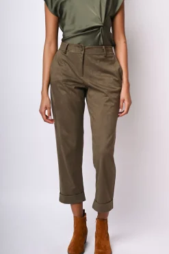 Pantaloni in faux suede con risvolto