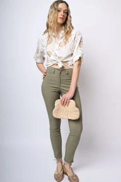 Pantaloni slim fit con tasche