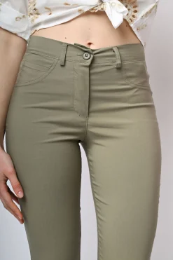 Pantaloni slim fit con tasche