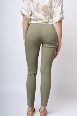 Pantaloni slim fit con tasche