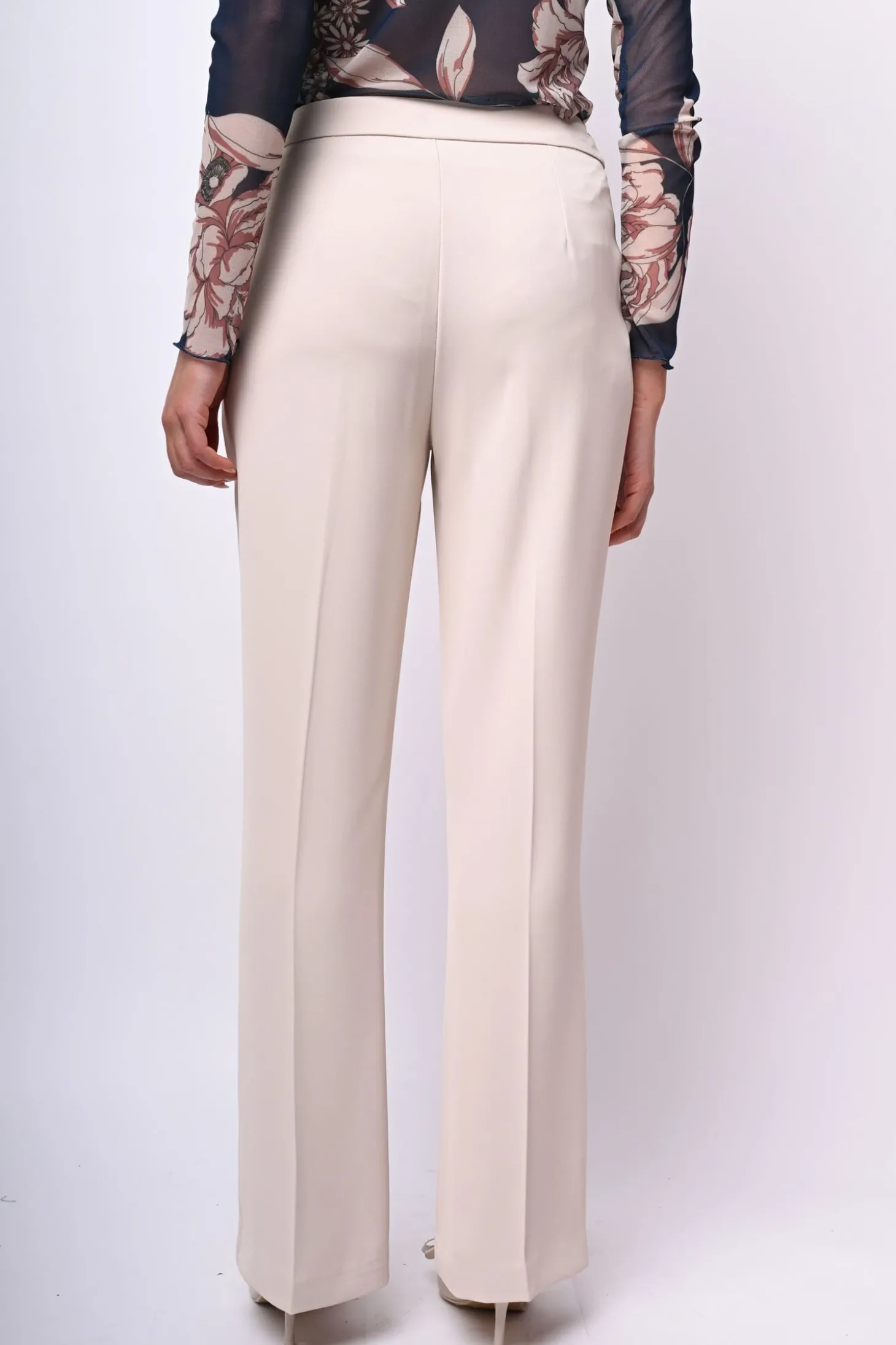 Pantaloni svasati in crêpe