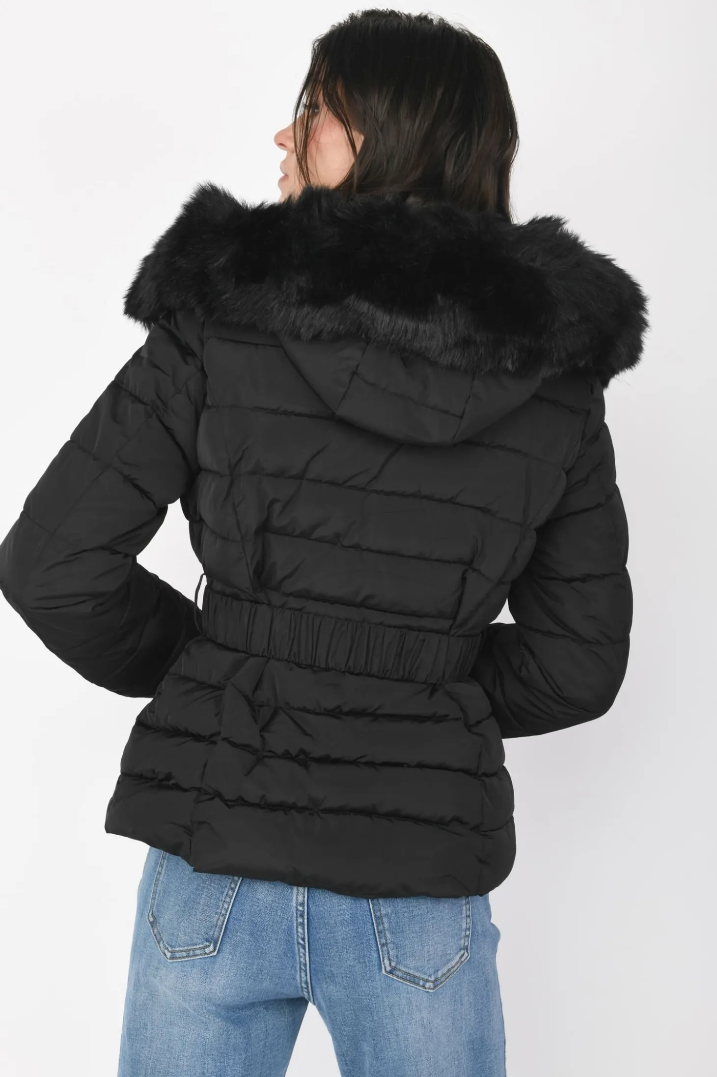Piumino corto con faux fur al cappuccio