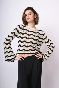 Pull crochet a righe con maniche svasate