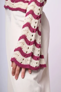 Pull crochet a righe con maniche svasate