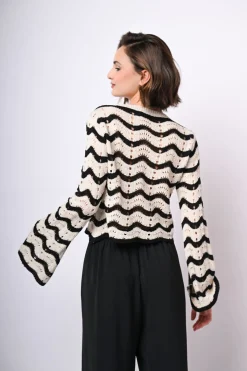 Pull crochet a righe con maniche svasate