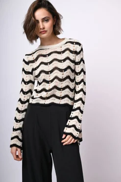 Pull crochet a righe con maniche svasate