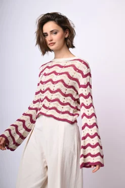 Pull crochet a righe con maniche svasate