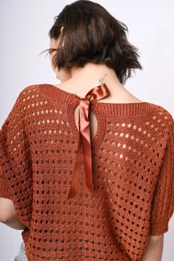 Pull in maglia crochet con fiocco sul retro