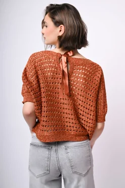 Pull in maglia crochet con fiocco sul retro