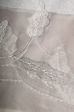 Stola con ricamo floreale e perline