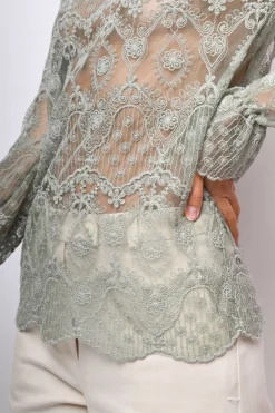 Top a maniche lunghe in pizzo