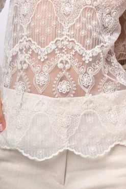 Top a maniche lunghe in pizzo