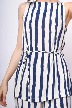 Top a righe con cintura