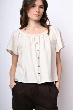Top a spalle scoperte con bottoni