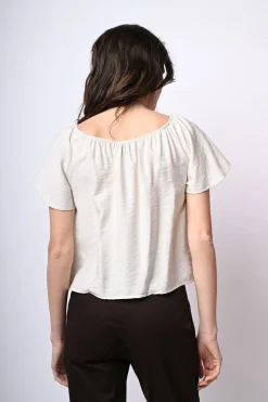 Top a spalle scoperte con bottoni