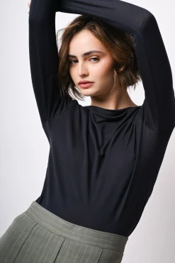 Top con scollo a barchetta in lyocell