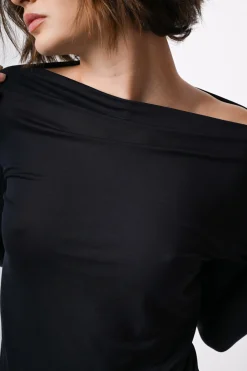 Top con scollo a barchetta in lyocell