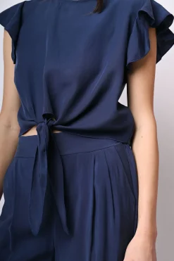 Top crop con nodo alla vita