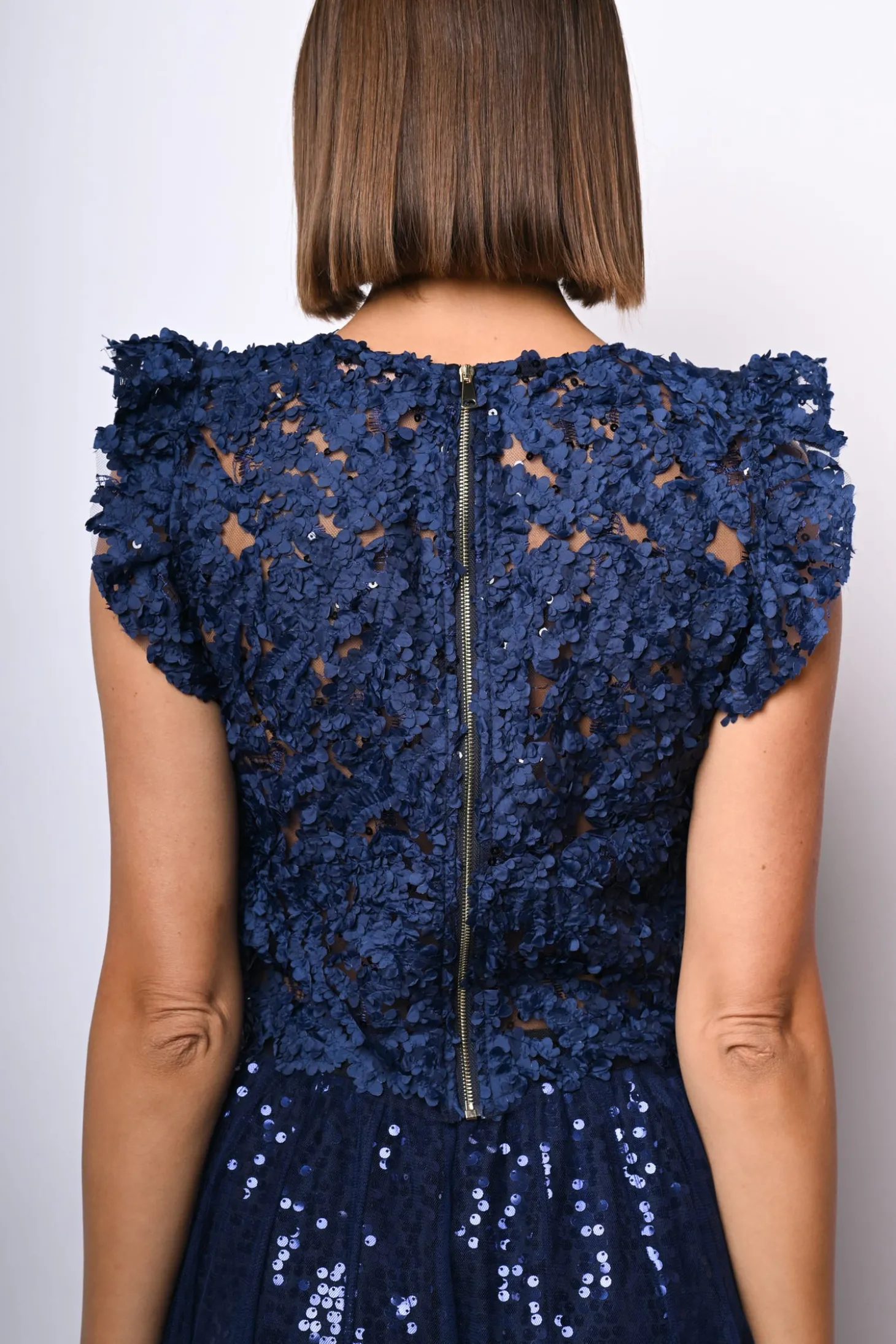 Top crop in pizzo floreale con paillettes