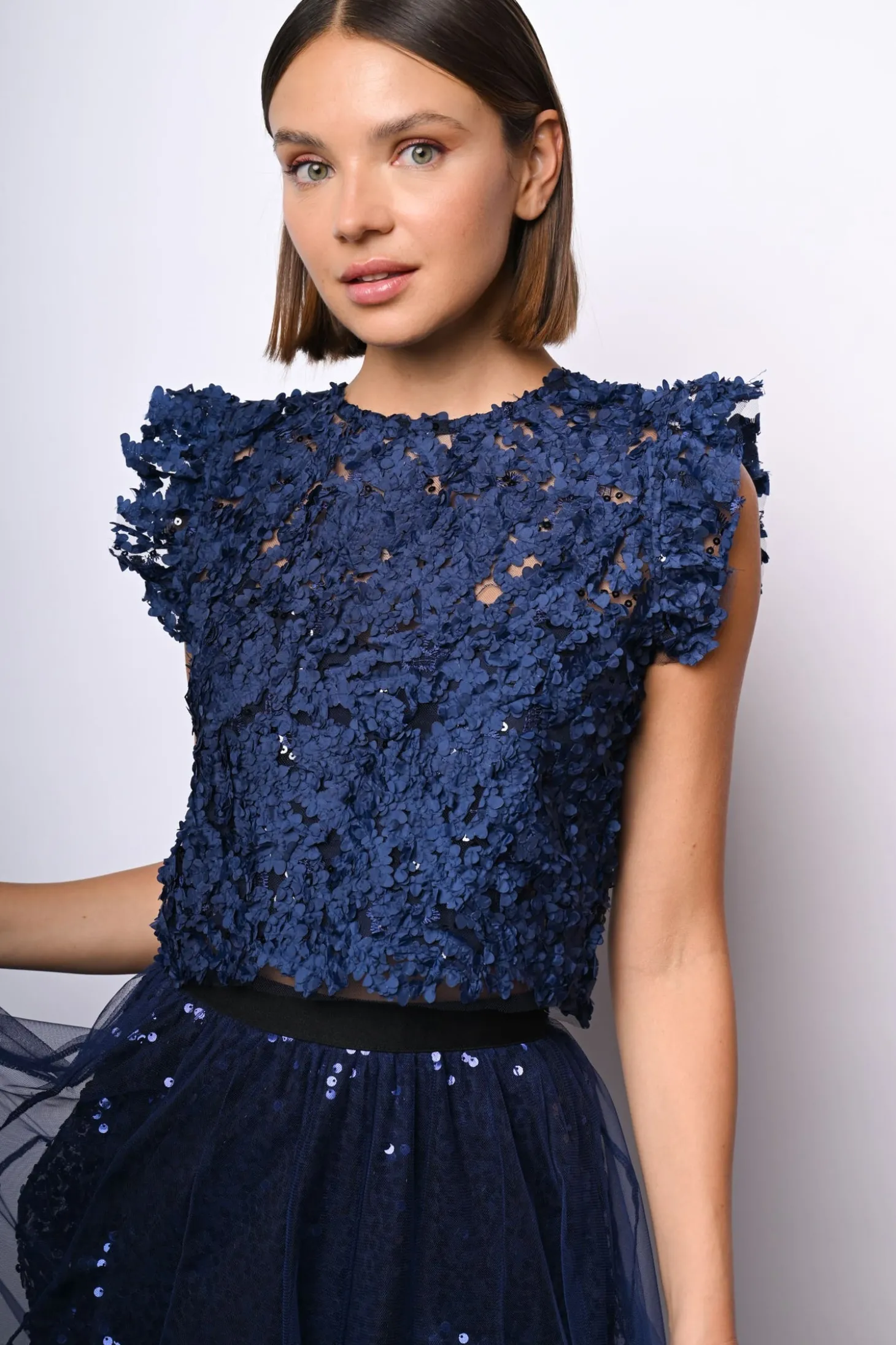 Top crop in pizzo floreale con paillettes