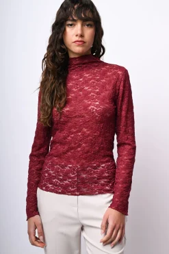 Top in pizzo con scollo a cratere
