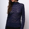 Top in pizzo con scollo a cratere