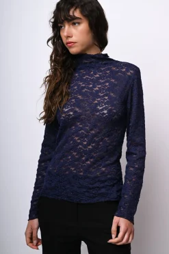 Top in pizzo con scollo a cratere