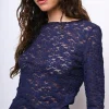 Top in pizzo con scollo a barchetta