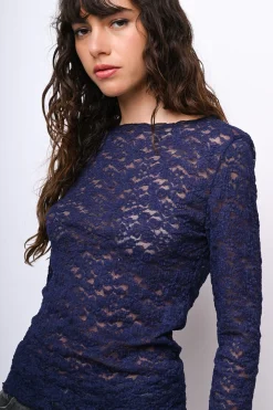 Top in pizzo con scollo a barchetta
