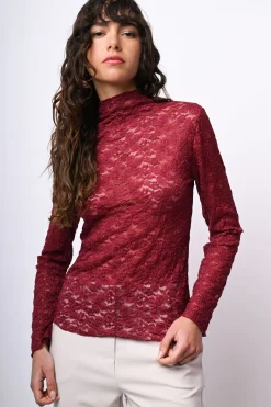 Top in pizzo con scollo a cratere