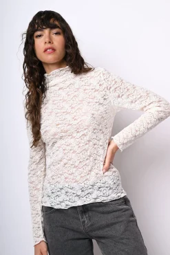 Top in pizzo con scollo a cratere