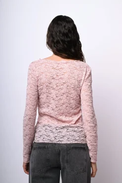 Top in pizzo con scollo a barchetta