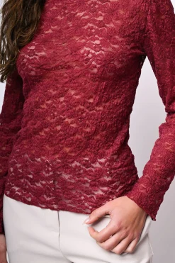 Top in pizzo con scollo a cratere