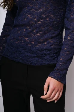 Top in pizzo con scollo a cratere