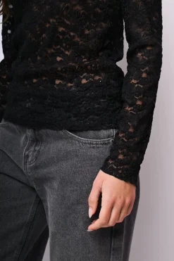 Top in pizzo con scollo a barchetta