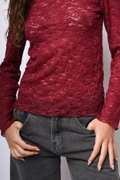 Top in pizzo con scollo a barchetta