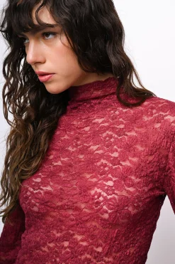 Top in pizzo con scollo a cratere