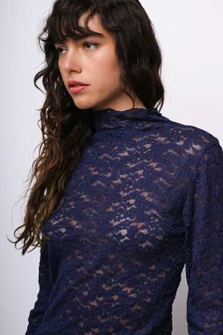 Top in pizzo con scollo a cratere