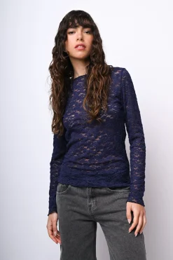 Top in pizzo con scollo a barchetta